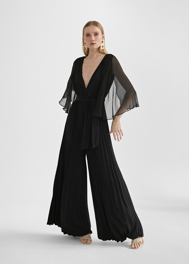 Plissierter Jumpsuit mit Cape-Ärmel