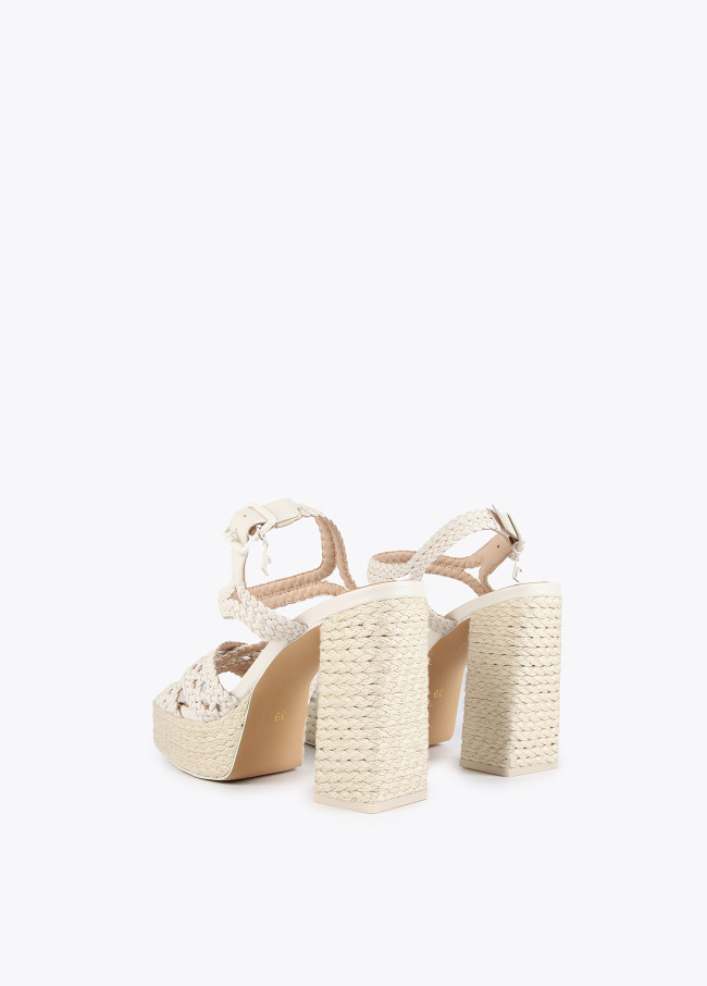 Sandalia plataforma y efecto crochet