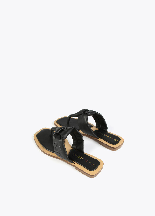 Flache Zehenstegsandalen