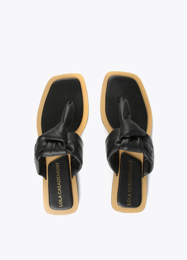 Flache Zehenstegsandalen