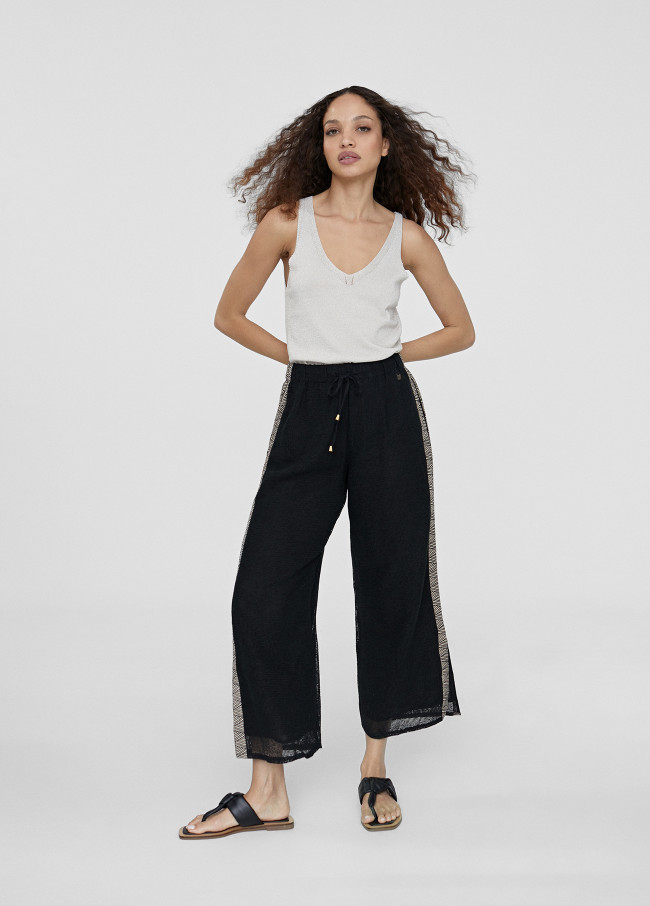 Trousers with side detail