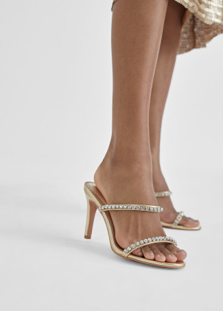 Sandales à talon avec brides