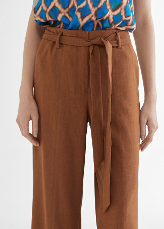 Gürtelhose mit Schlitzen