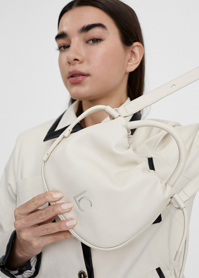 Bolso bandolera con logo