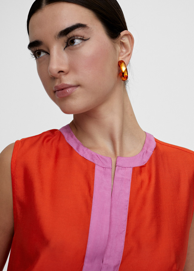 Top bicolor con aberturas