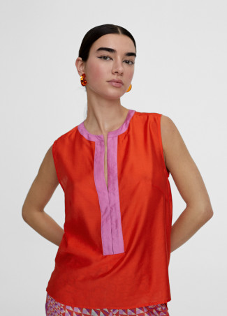 Top bicolor con aberturas