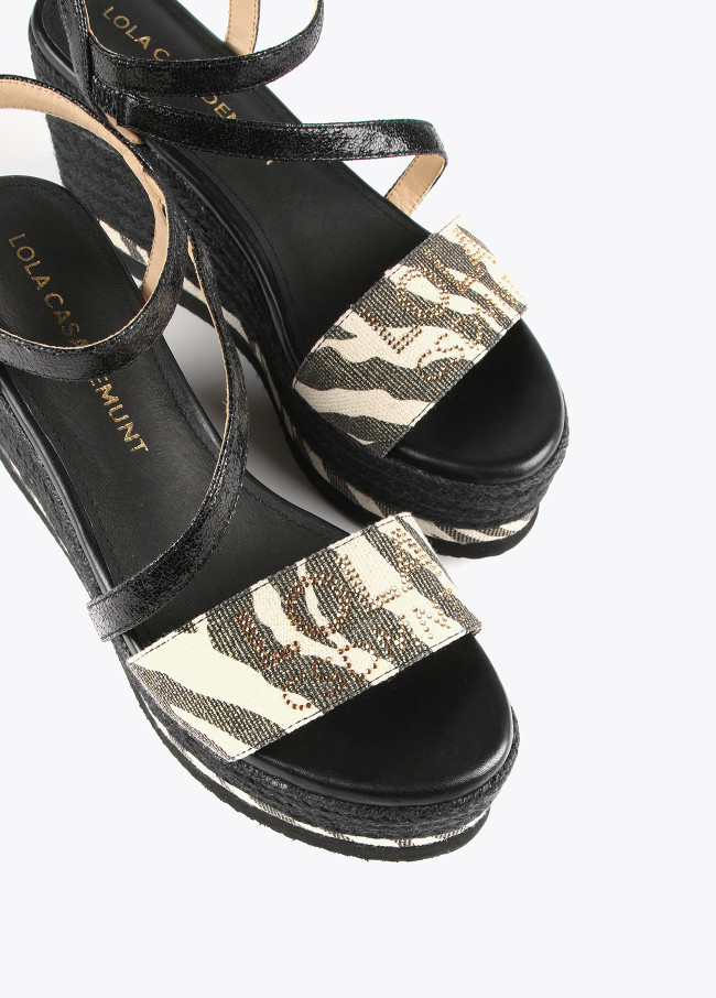 Keilabsatzsandalen mit Animal Print