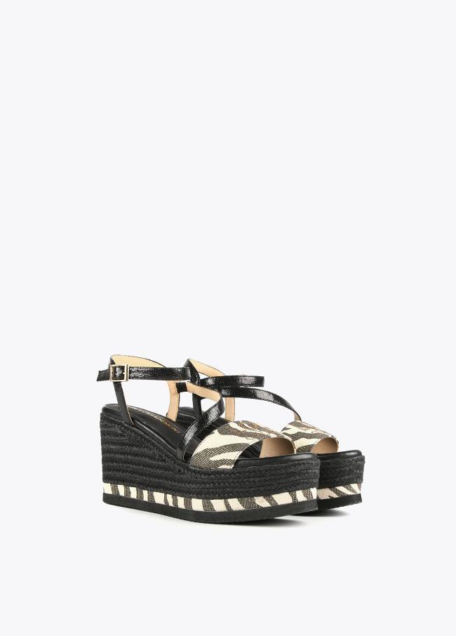 Keilabsatzsandalen mit Animal Print