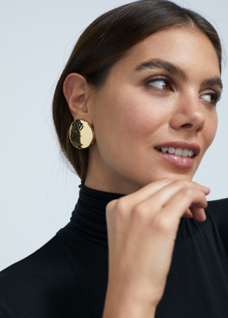 Goldfarbene Knopfohrringe