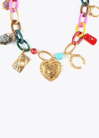 Halskette mit Farben und Charms