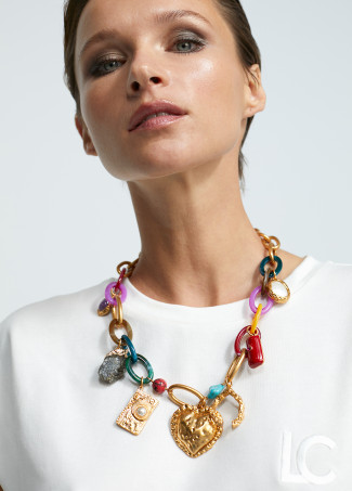 Halskette mit Farben und Charms