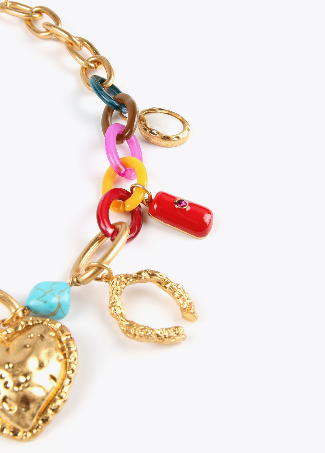 Halskette mit Farben und Charms