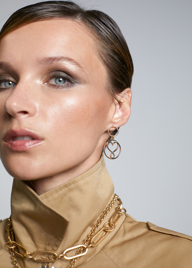 Circle earrings with infinity heart