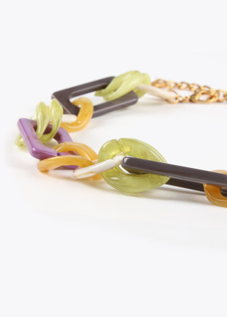 Collier ras-du-cou doré de différentes couleurs