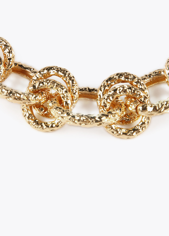 Goldfarbene Choker-Halskette mit Textur