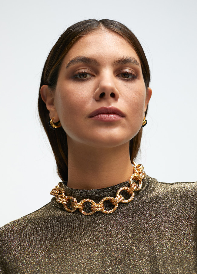 Collier ras-du-cou doré texturé