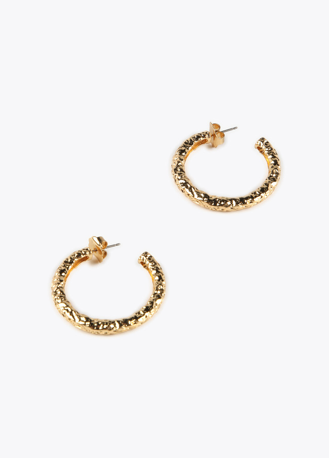 Goldfarbene Ohrringe mit Textur