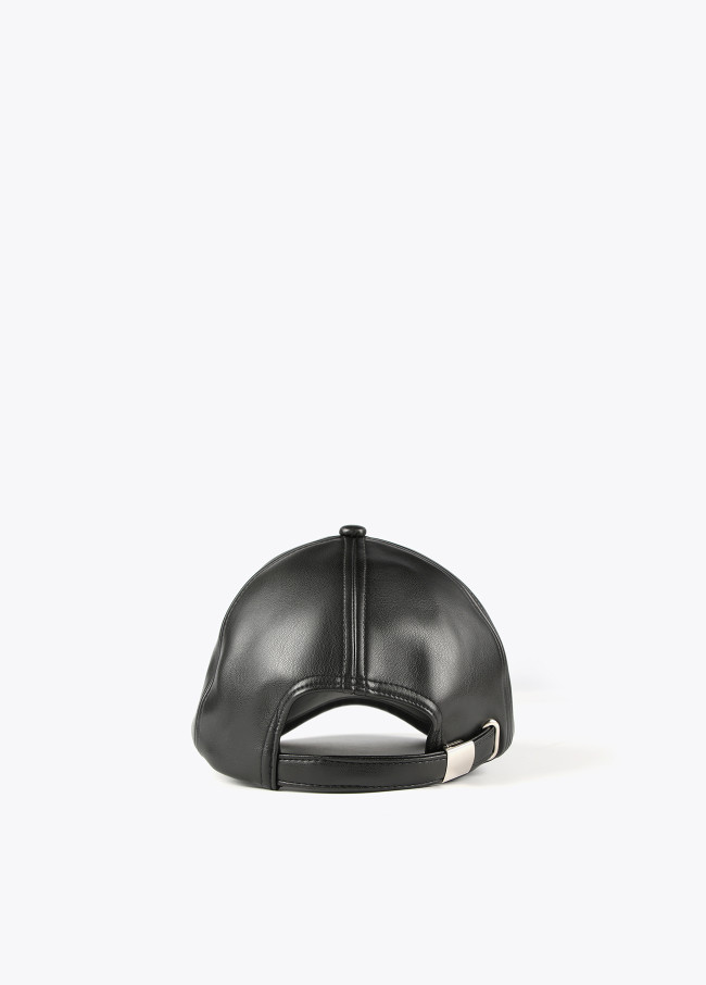 Cappello effetto pelle