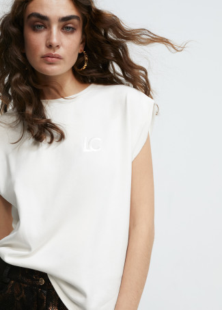 T-shirt com pormenor bordado