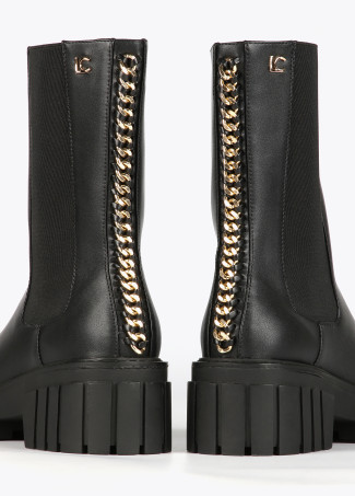 Botins pretos com corrente