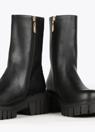 Bottines noires avec chaîne