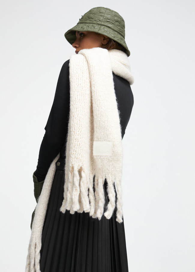 Scarf with fringing