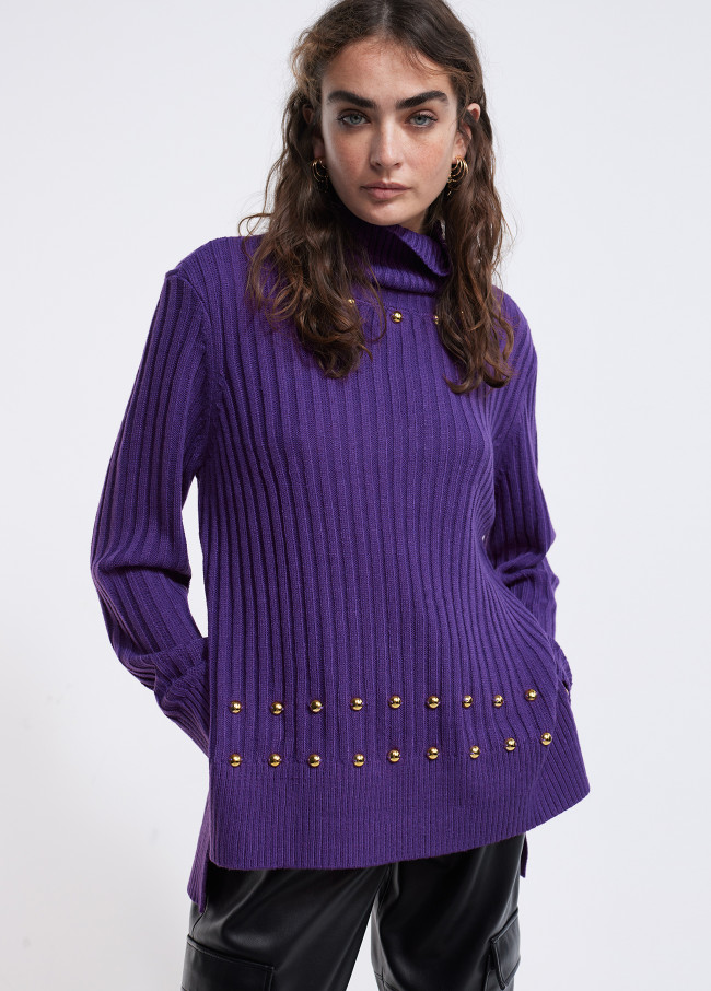 Pullover collo alto con borchie