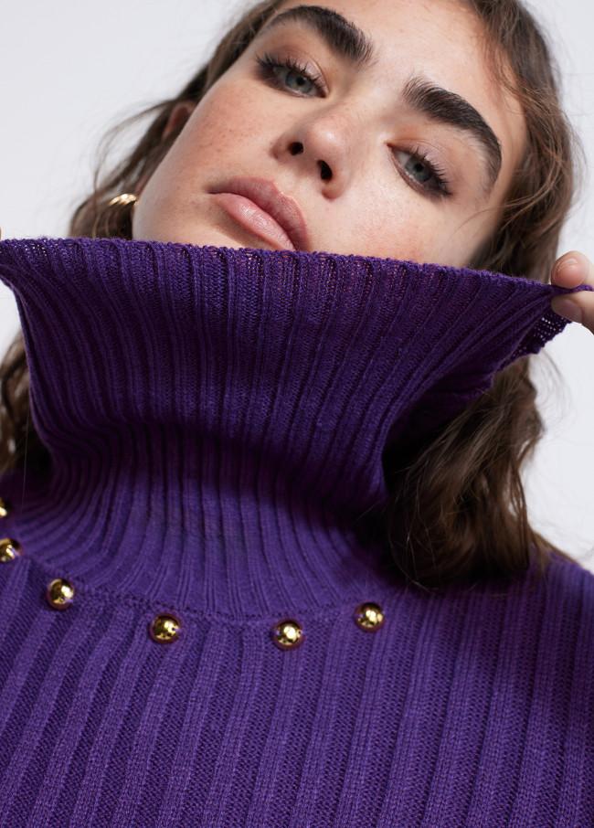 Rollkragenpullover mit Nieten