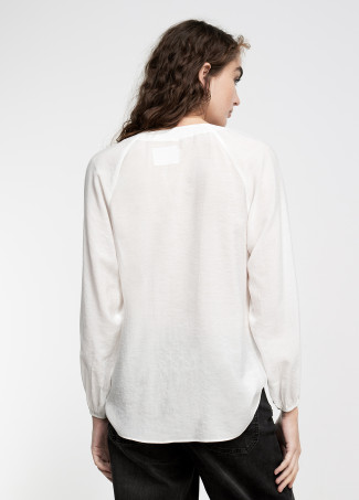 Blusa com pormenor de eyelets