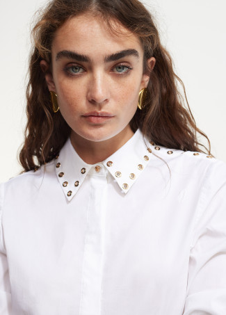 Camisa com pormenor de tachas