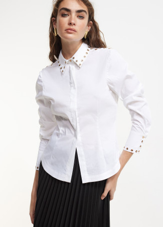 Camisa com pormenor de tachas
