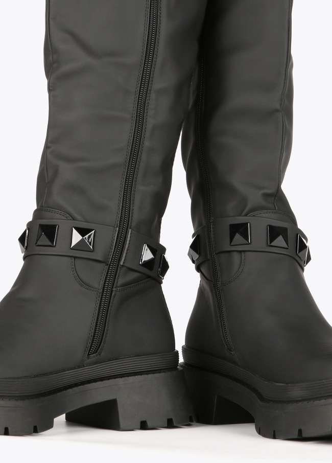 Schwarzer gummierter Stiefel