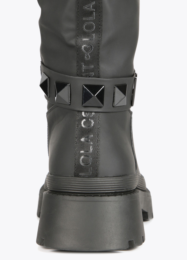 Schwarzer gummierter Stiefel