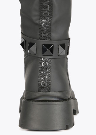 Schwarzer gummierter Stiefel