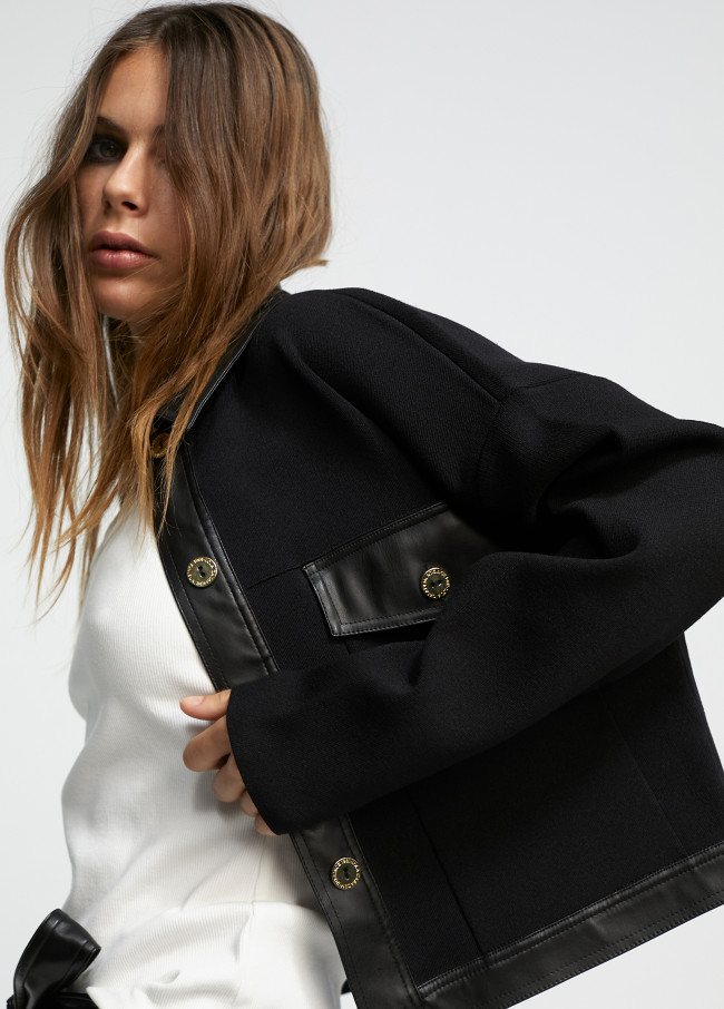 Chaqueta negra con detalles efecto piel