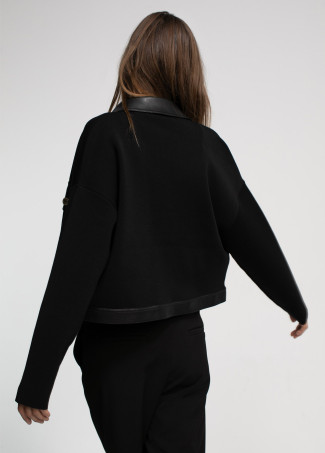 Chaqueta negra con detalles efecto piel