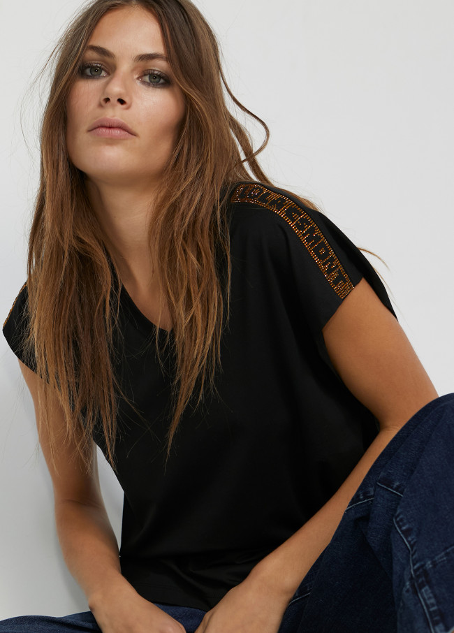 T-shirt with shoulder detail