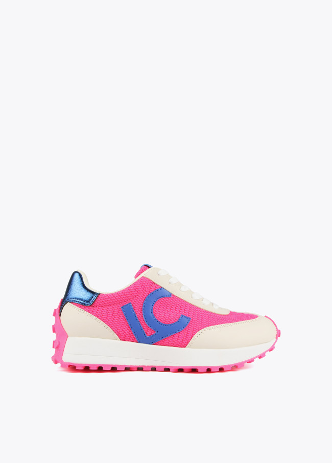 Sneaker in Blau und Neonrosa