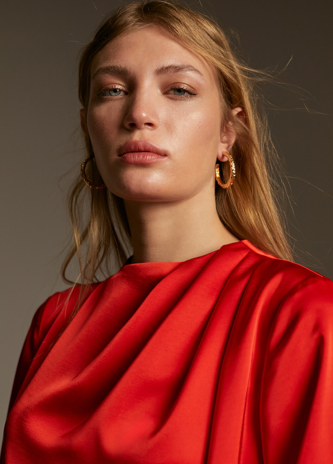 Kurzes Strickkleid in Satin-Optik