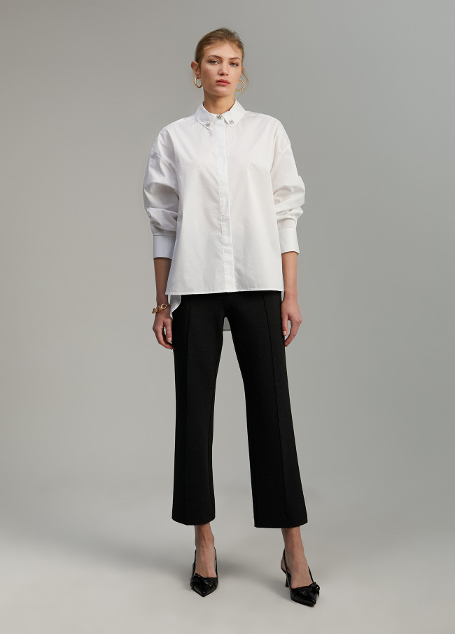 Camisa com pormenor de joia