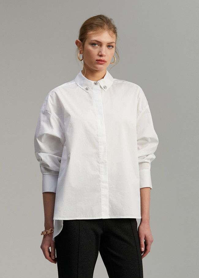 Camisa com pormenor de joia