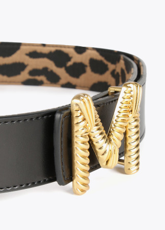 Cinto reversível estampado animal e preto.