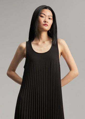 Vestido sem manga e plissado