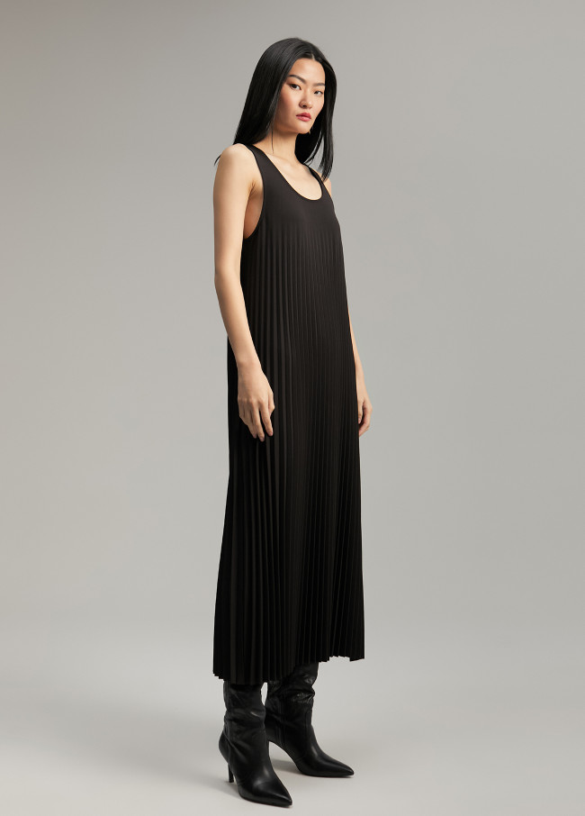 Sleeveless pleated dress