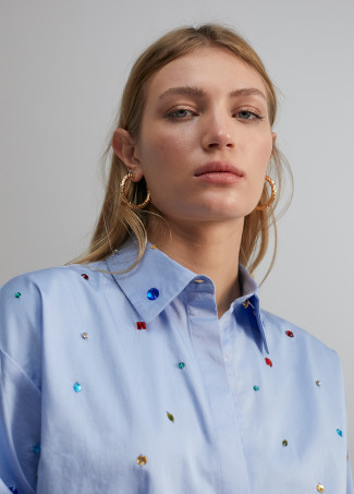 Camisa com pormenor de joias