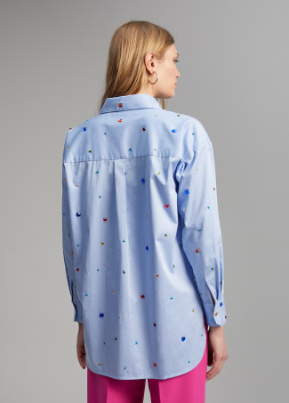 Camicia dettaglio gioielli