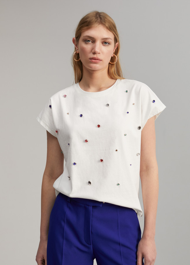 T-shirt com pormenor de joias