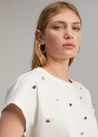 Camiseta detalle joyas
