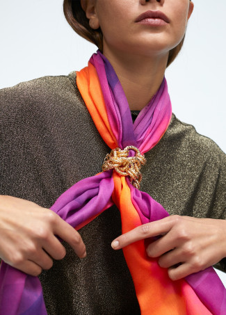Fuchsia- und orangefarbener Foulard