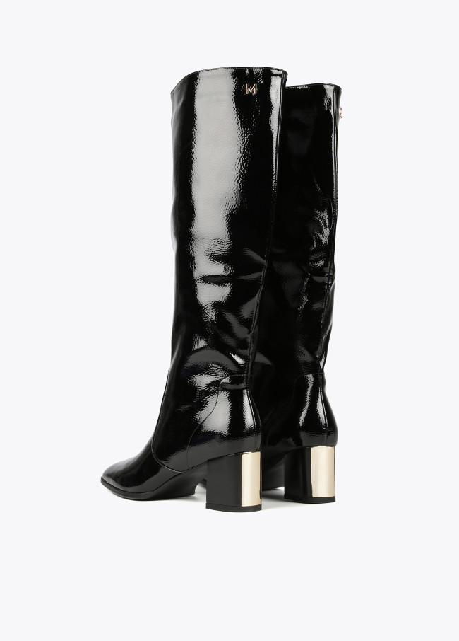 Botas de cano alto em efeito verniz